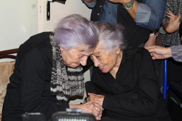 Fifì (S) e Dede Cammalleri, le due sorelle ultracentenarie di Canicattì (Agrigento). E' morta nel sonno la più "giovane" delle due sorelle ultracentenarie Cammalleri di Canicattì (Agrigento), 6 luglio 2018. Fifì Cammalleri, 106 anni, si è spenta nella sua casa di Canicattì dove viveva con la sorella Diega "Dedè" di 112 anni che è tra le donne più anziane d'Italia e nel mondo. La signorina Fifì, anche per la sua veneranda età, ha sempre vissuto di "luce riflessa" a causa della maggiore età della sorella Dedè, anche lei signorina ed insegnante, che ad ogni compleanno porta Canicattì, da qualche tempo, alla ribalta nazionale e mondiale. Anche lo scorso 12 dicembre Fifì è stata festeggiata dai familiari con in testa la sorella Dedè e la cognata che di anni ne ha 95.