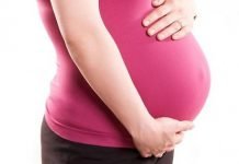 Pugni allo stomaco a donna incinta