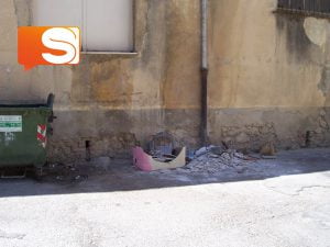 Vasche in eternit in centro città, pericolose per la pubblica incolumità