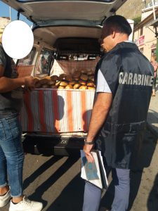 Palermo, vendita di pane "porta a porta" senza licenza : controlli dei carabinieri Palermo, vendita di pane "porta a porta" senza licenza : controlli dei carabinieri