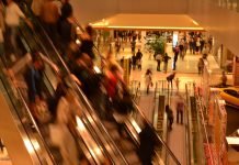 Agrigento, cerca di rubare vestiti in un centro commerciale: arrestato dalla polizia Donna travolta dalla folla al centro commerciale risarcita con 15 mila euro