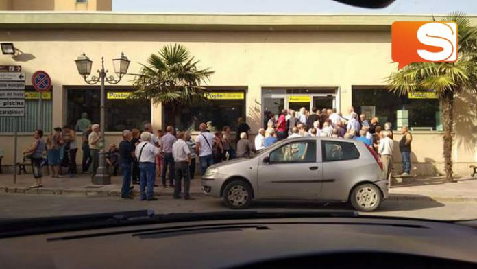 Cede un pilastro, evacuata la sede centrale della posta in via Amendola