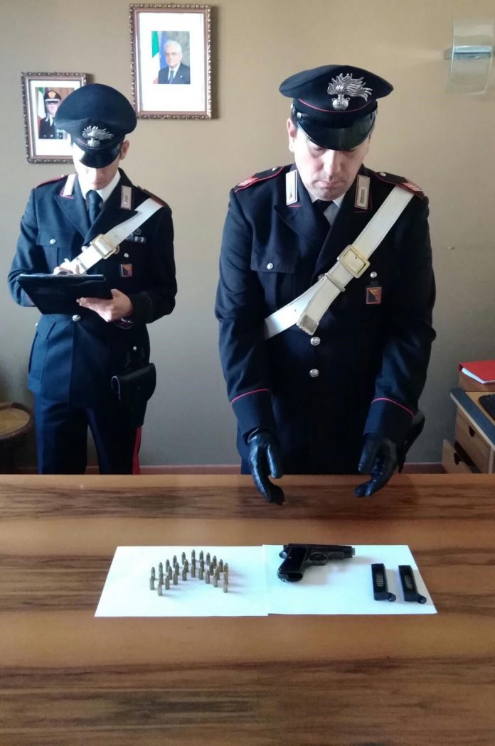Foto pistola e munizioni
