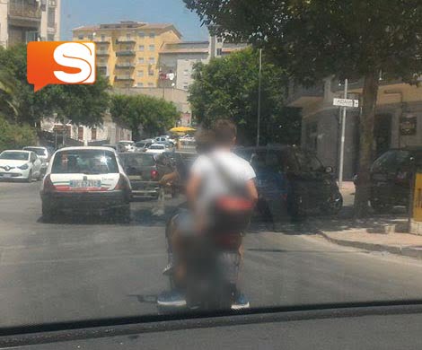 Foto scooter elettrico a Canicattì Mancato uso del casco sulle bici elettriceh, polemica sui social