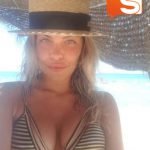 Sicilia, l'ex velina Costanza Caracciolo mette in mostra le sue curve nelle spiagge sicule (Foto)