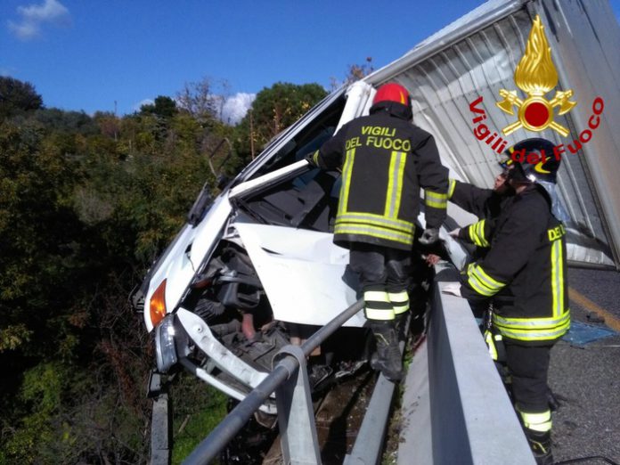 Furgone in bilico su cavalcavia