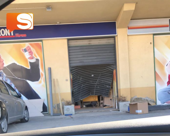 Furto nel negozio di elettrodomestici Papino