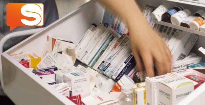 Entra in farmacia per chiedere un'informazione e ruba un cosmetico.