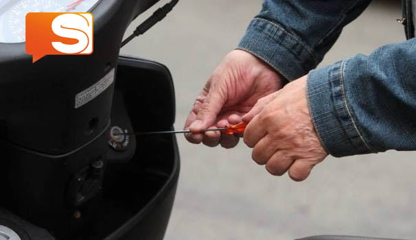 Furto scooter Parcheggia lo scooter sotto casa e quando scende non lo trova più.