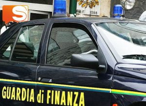 Un finanziere cade dal tetto di una casa mentre inseguiva due  migranti