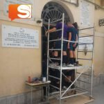 Canicattì, senso civico: il gruppo scout Canicattì 1 restaura il portone del Palazzo di città (Foto)