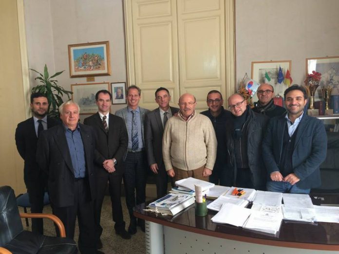 I rappresentanti del Comune e quelli della CICLAT, dopo la firma del contratto d'appalto