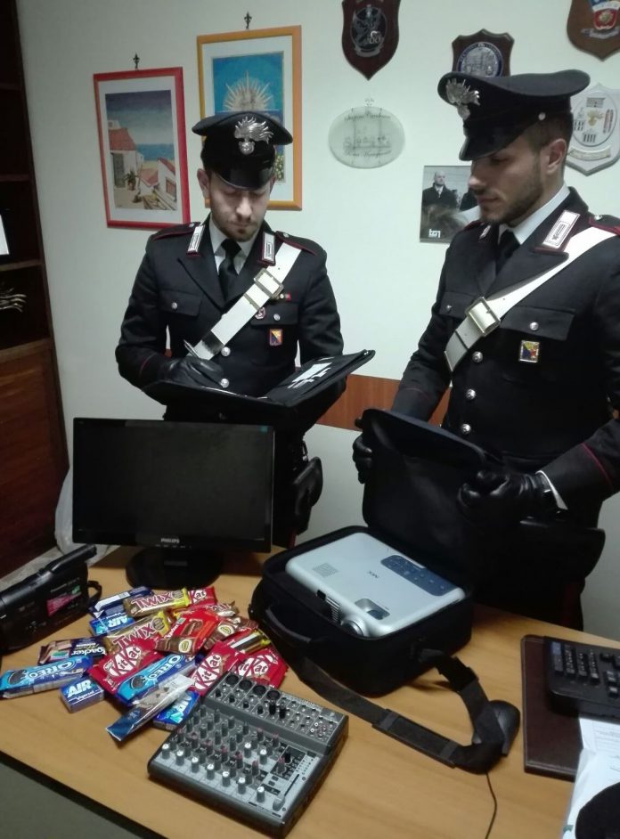 Palermo, furti nelle scuole