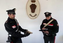Sicilia, nasconde pistola sotto auto