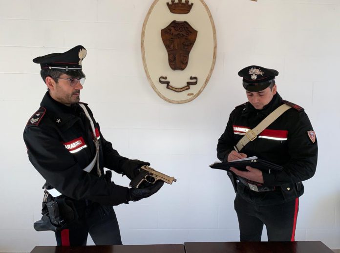 Sicilia, nasconde pistola sotto auto