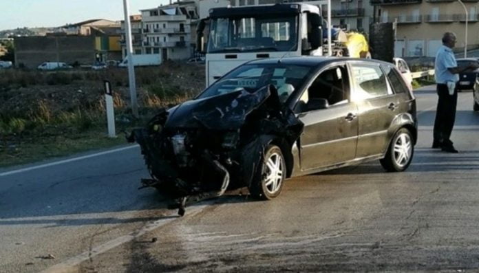 Canicattì, auto contro camion