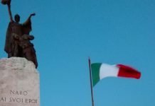 Naro, tre giovani cittadini ridonano splendore al tricolore del monumento ai caduti