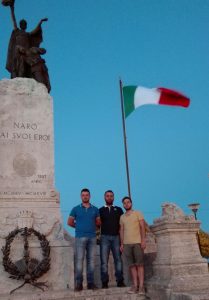 Naro, tre giovani cittadini ridonano splendore al tricolore del monumento ai caduti