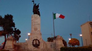Naro, tre giovani cittadini ridonano splendore al tricolore del monumento ai caduti
