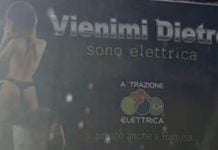 Sicilia, “Vienimi dietro: sono elettrica”: è polemica su pubblicità sessista