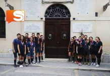 Il gruppo scout Canicattì 1 restaura il portone del palazzo di città.
