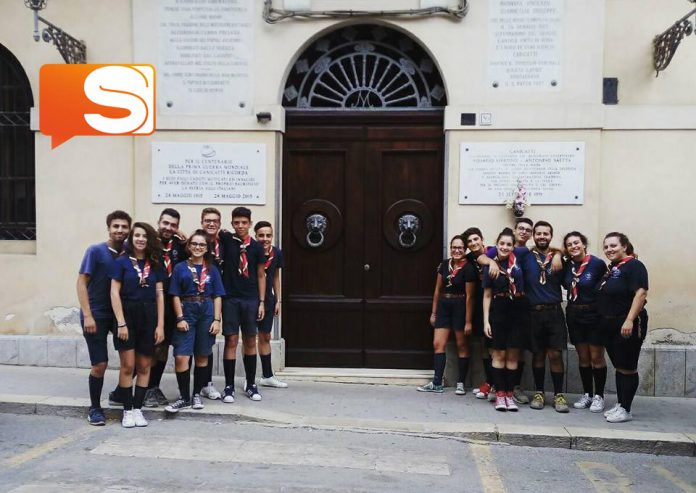 Il gruppo scout Canicattì 1 restaura il portone del palazzo di città.