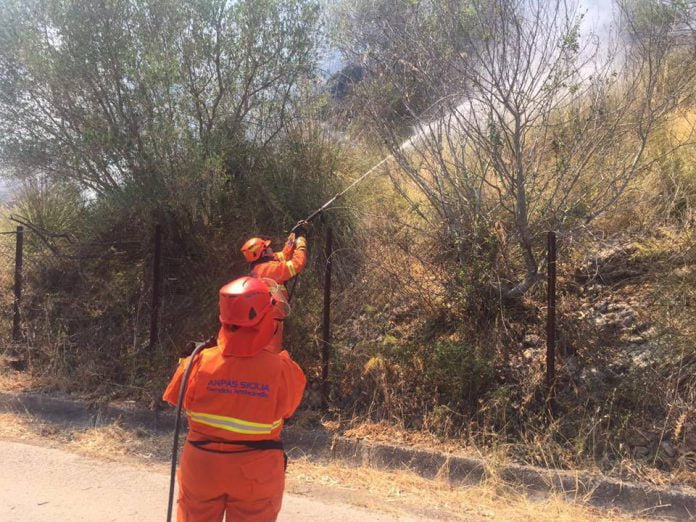 Incendio Enna, famiglie evacuate