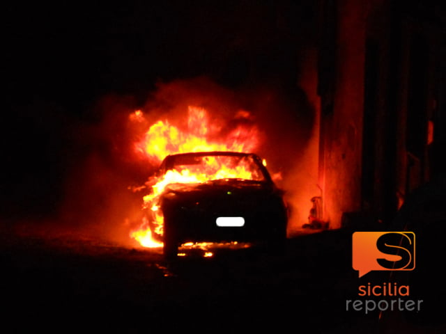 Auto in fiamme in via Lister a Canicattì Auto in fiamme