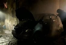 Incendio-auto-in-via-Lister