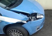 Sicilia, auto della polizia tampona un’auto mentre insegue un motorino: ferita una donna