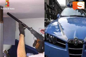 La polizia scopre mitraglietta durante perquisizione