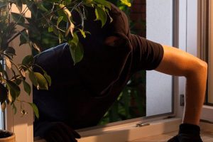 Canicattì, esce per comprare la frutta e trova ladri in casa