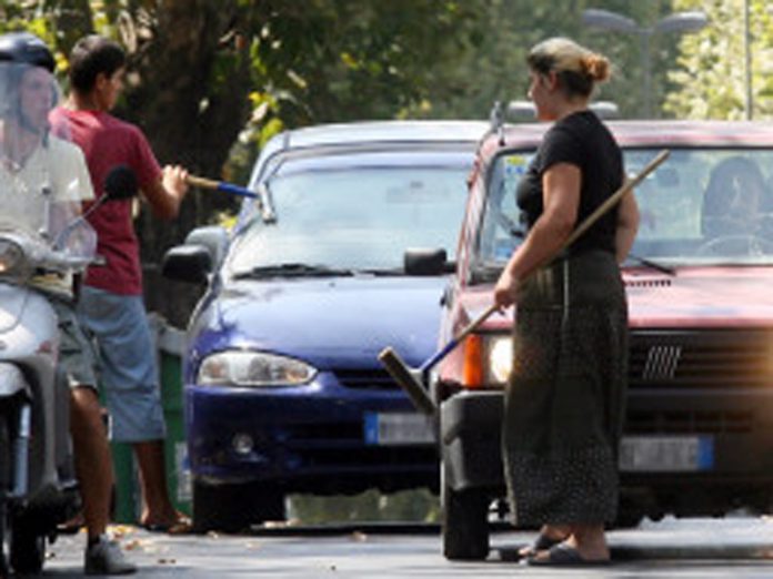 Anziano aggredito da lavavetri