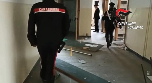 Licata, sopresi a rubare infissi in una scuola Licata, sopresi a rubare infissi in una scuola