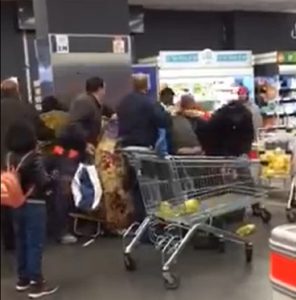Palermo, zuffa per accaparrarsi l'olio di semi scontato: il tutto finisce su Facebook