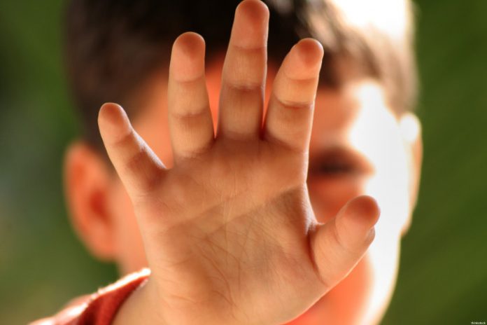 Picchia la moglie e il figlio, arrestato
