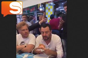 Il leader della lega Nord, Matteo Salvini mangia pane cà meusa da Ninu u ballerinu