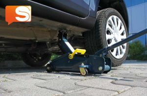 Valderice, meccanico schiacciato da un'auto sulla quale stava lavorando.