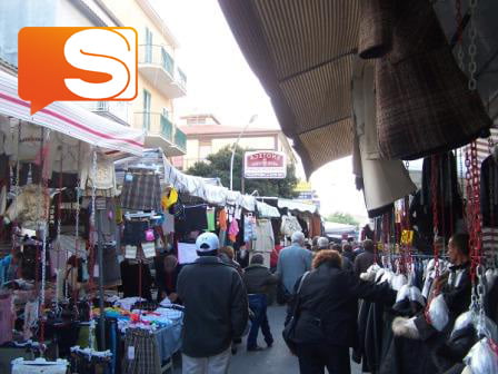 Mercato di via Carlo Alberto a Canicattì Mercato di via Carlo Alberto a Canicattì, merce contraffatta