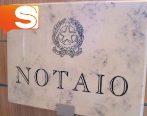 Un notaio siciliano nonchè presidente di un gruppo parlamentare all'Ars, sarebbe stato ritirato il sigillo e tutti gli atti presenti nel suo studio professionale. 