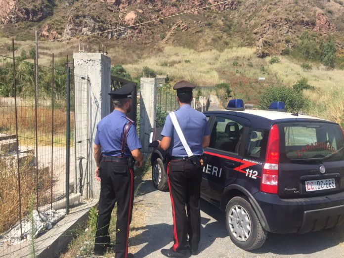 Vulcano, Sicilia, i carabinieri denunciano diciotto persone per abusivismo edilizio.