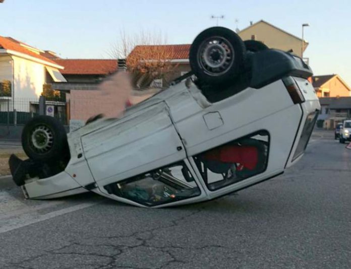 Canicattì, panda ribaltata