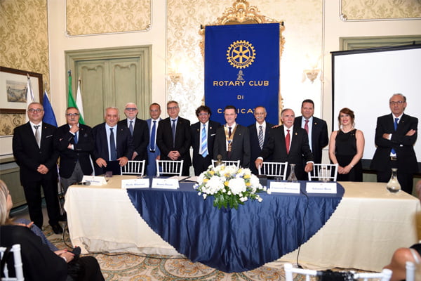 Pass campana Rotary club nella foto: al centro il nuovo presidente Provenzano con il Consiglio Direttivo del Rotary di Canicattì per l’anno 2018/2019)