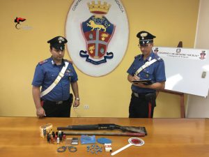 Villafranca Sicula, sequestrato fucile a canne mozze e cocaina:arrestato 25enne Villafranca Sicula, sequesto fucile a canne mozze