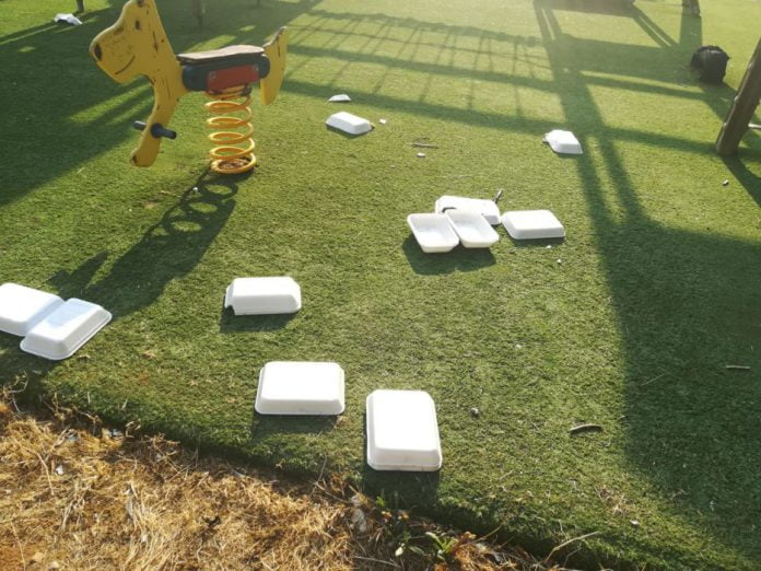 Incivili al parco giochi di via della Costituzione
