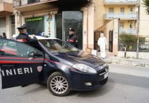 Ragusa, negozio bruciato: indagano i carabinieri (Foto)