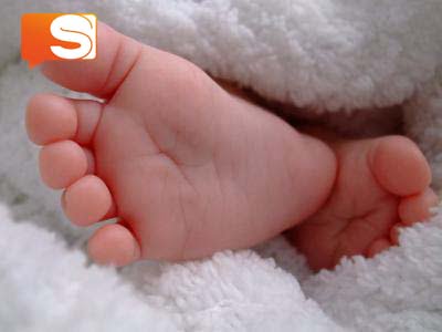 Piedini di bambini Bambino di 18 mesi perde tre dita giocando con la bici della mamma