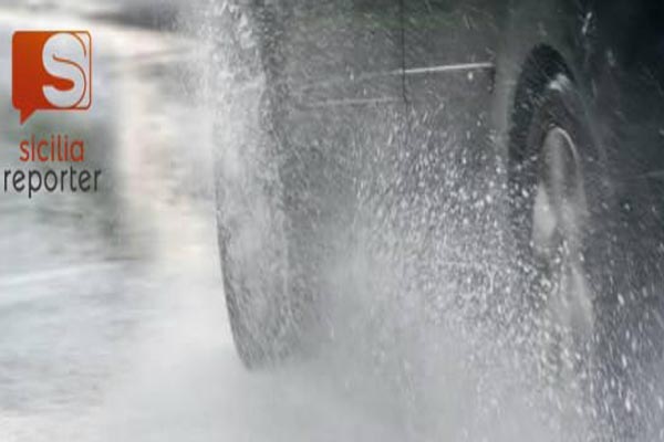 Palermo, il maltempo si abbatte in città: vento, crolli e disagi Palermo, il maltempo si abbatte in città: vento, crolli e disagi