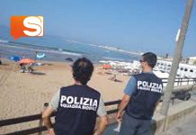 Sicilia, tunisino spacciava droga in spiaggia: arrestato da poliziotti in costume