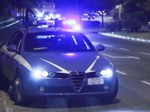 Cibi scaduti nei supermercati, la polizia denuncia due persone
